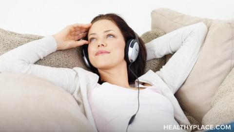 I use noise-canceling headphones to drown out the sounds of loud public spaces. Learn how they help my schizoaffective anxiety at HealthyPlace.
