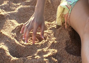 Read on to learn why sand play works and how kids and adults can play with sand to reduce anxiety. 